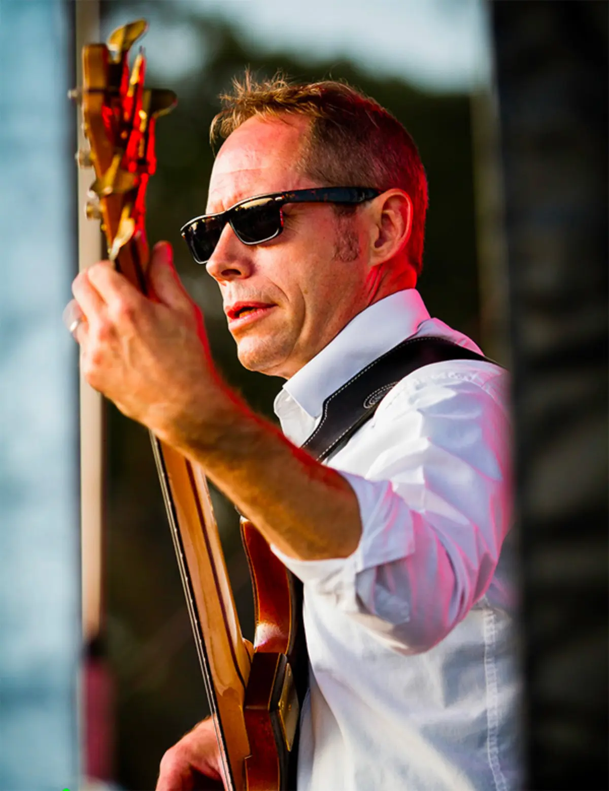 Pete Lindemere teaching a bass lesson